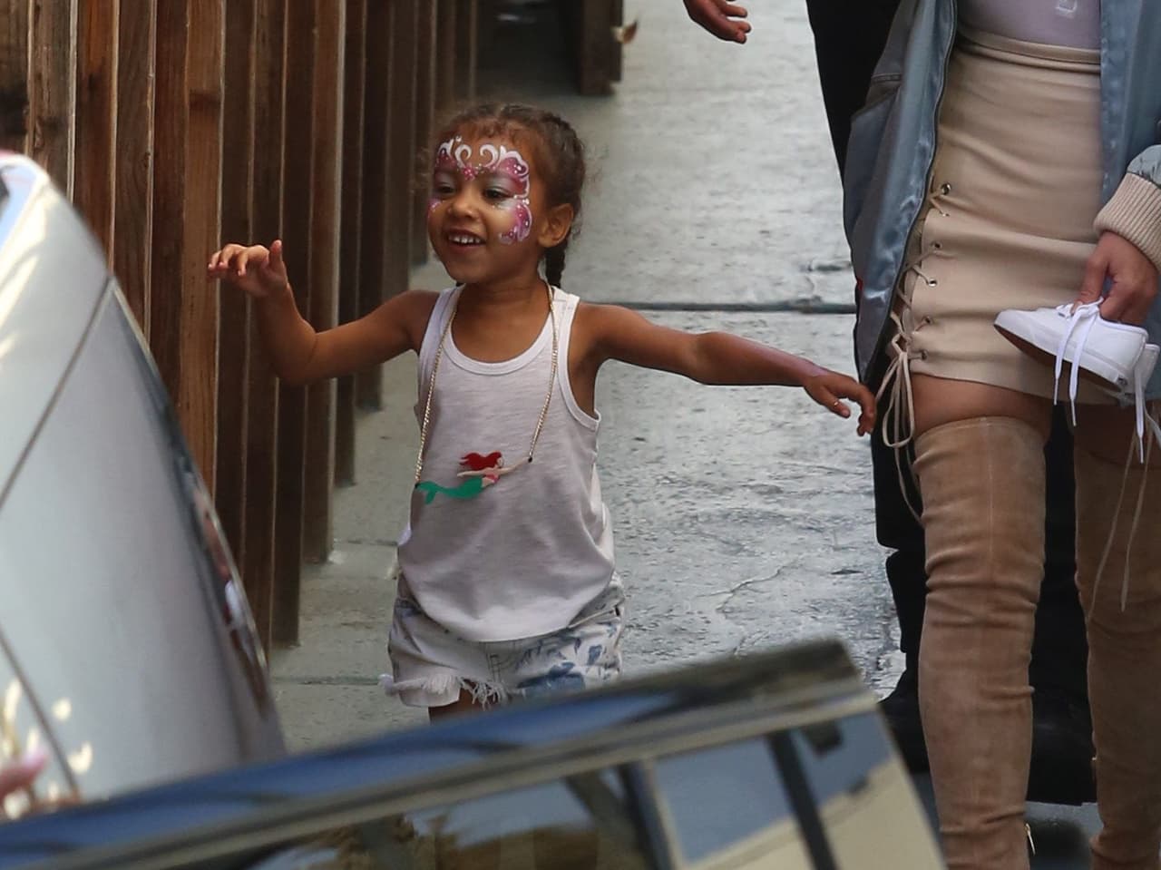 Saltaba y al parecer platicaba con su mami.