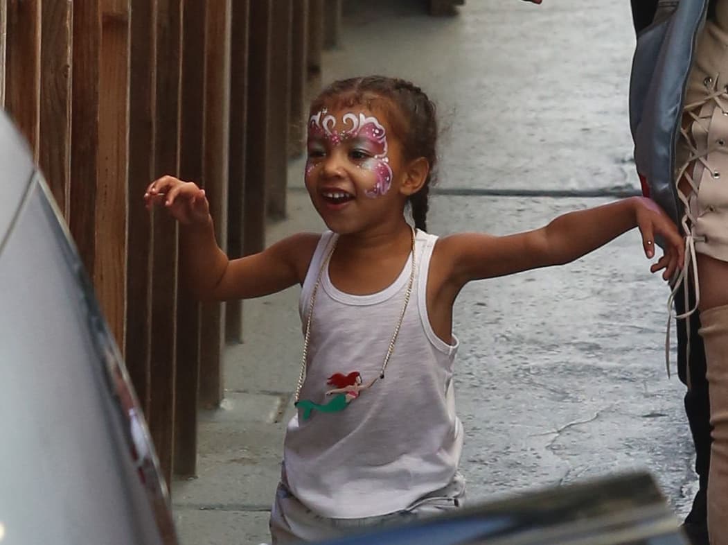 La nena de Kanye West usaba un collar de La Sirenita.