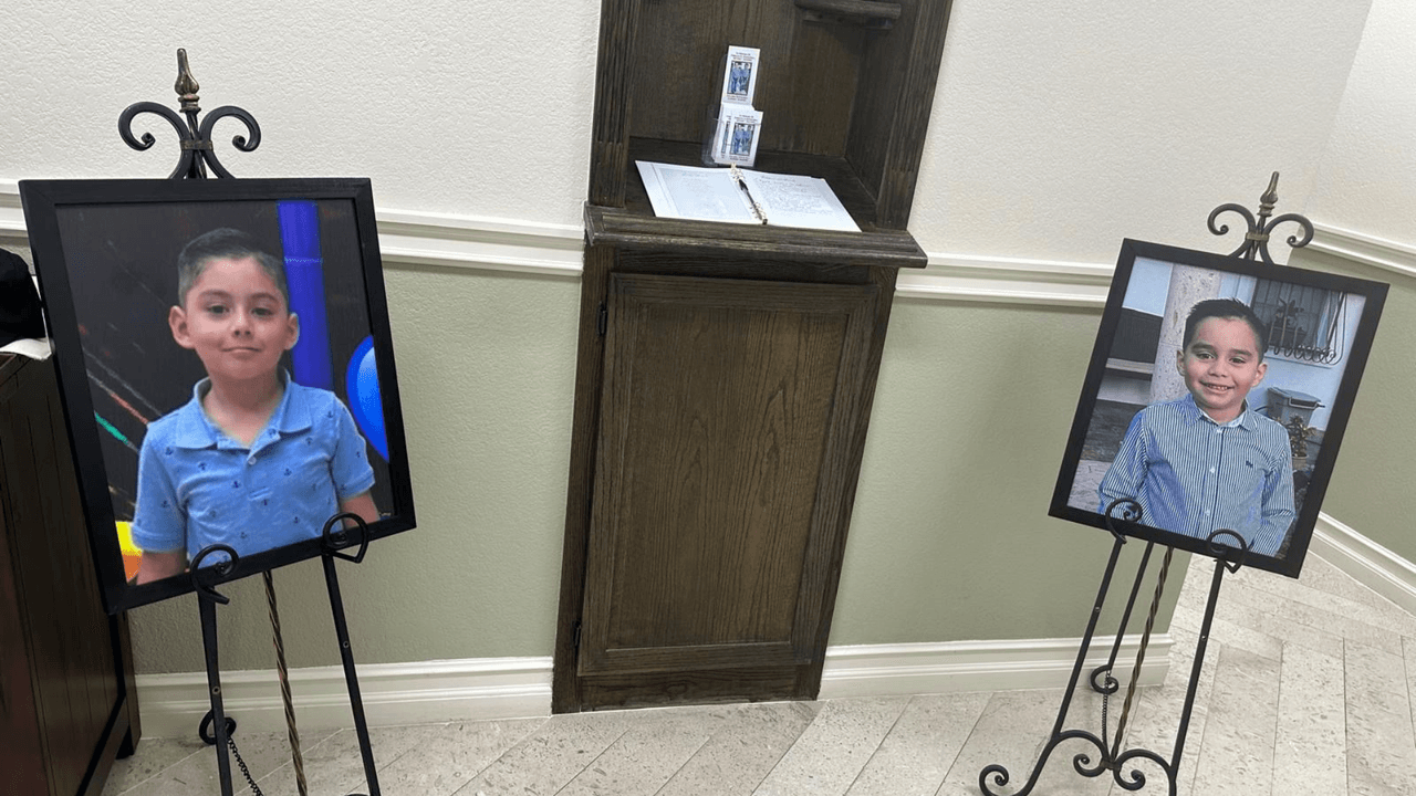 La familia de los niños dijo que
<b>iban a cremar sus cuerpos, que en otra fecha serían colocados en urnas</b>.
<br>
<br>Este velorio se llevó a cabo el pasado
<b>sábado 29 de marzo, donde rezaron el rosario</b>.
<br>
<br>Mientras tanto,
<b><a href="https://www.univision.com/local/san-antonio-kwex/erika-camacho-accidente-nuevo-leon-texas-hijos-velorio" target="_blank">Erika Camacho Martínez, la mamá de los niños</a>, no pudo estar en la ceremonia</b>: ella está recuperándose en un hospital de San Antonio por ser sobreviviente del incidente.
<br>
<br>Erika va a ser operada por sus quemaduras y sus lesiones se van a reemplazar con su propia piel, dijo su hermano Eusebio Camacho a
<i>Univision San Antonio</i>. Él pide oraciones para su hermana.