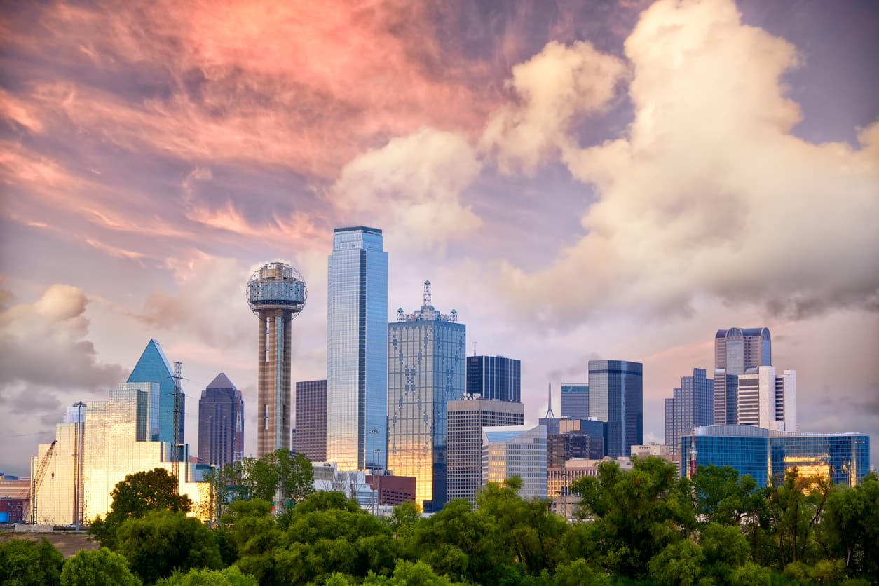 <b>En Dallas, Texas</b>
<br>
<br>🔘 El ingreso medio en esta ciudad es de $54,747 al año.
<br>🔘 El ingreso que se recomienda tener para poseer una casa es de $84,165.14
<br>🔘 El ingreso que se recomienda tener si vas a alquilar una vivienda es de $70,821.14