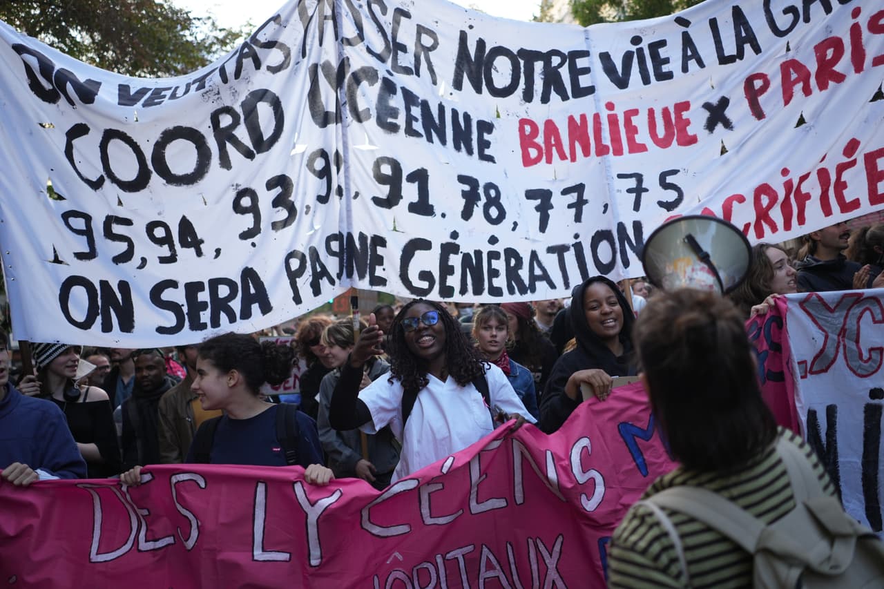 Manifestantes marchan durante una protesta contra el aumento del costo de vida, sumándose a las quejas de los estudiantes, en París, el sábado 17 de octubre de 2026.