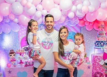 Cada año, Yisus y Juliana consienten a sus "muñecas", como las llaman de cariño, con lindas celebraciones temáticas. En esta foto los vemos celebrando un cumpleños de su primogénita, quien este 2020 cumplió cinco años.