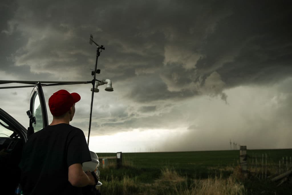 Hunter Anderson, estudiante de meteorología en la Universidad Estatal de St. Cloud, observa una tormenta supercélula mientras produce un estallido, el 8 de mayo de 2017 en el condado de Elbert cerca de Limon, Colorado.