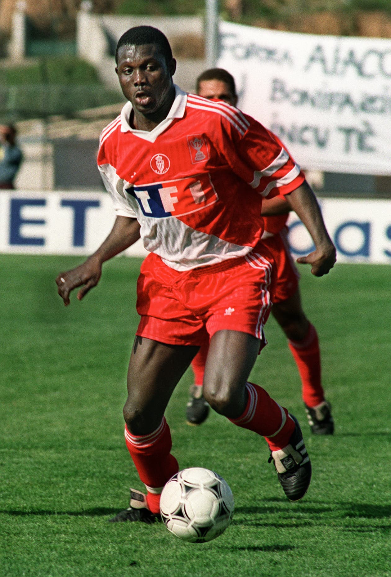 El liberio George Weah llegó del fútbol africano al Monaco de Arsene Wegner en 1988 y se quedó hasta 1992. De allí pasó al Paris Saint-Germain y al Milan. Uno de los grandes goleadores de África.