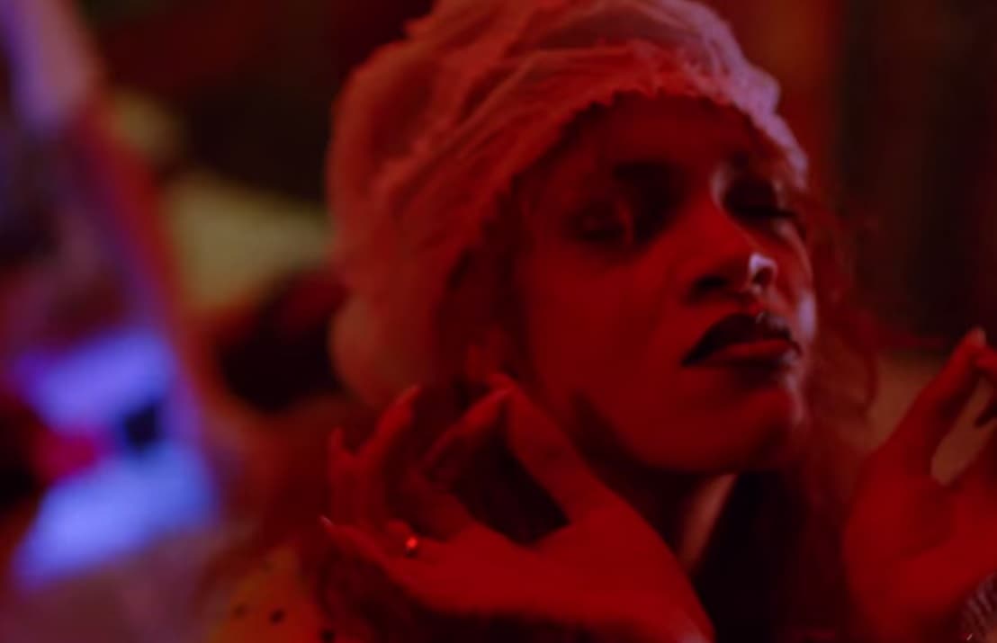 Parece que lleva la fiesta por dentro y hasta en su trabajo lo refleja.