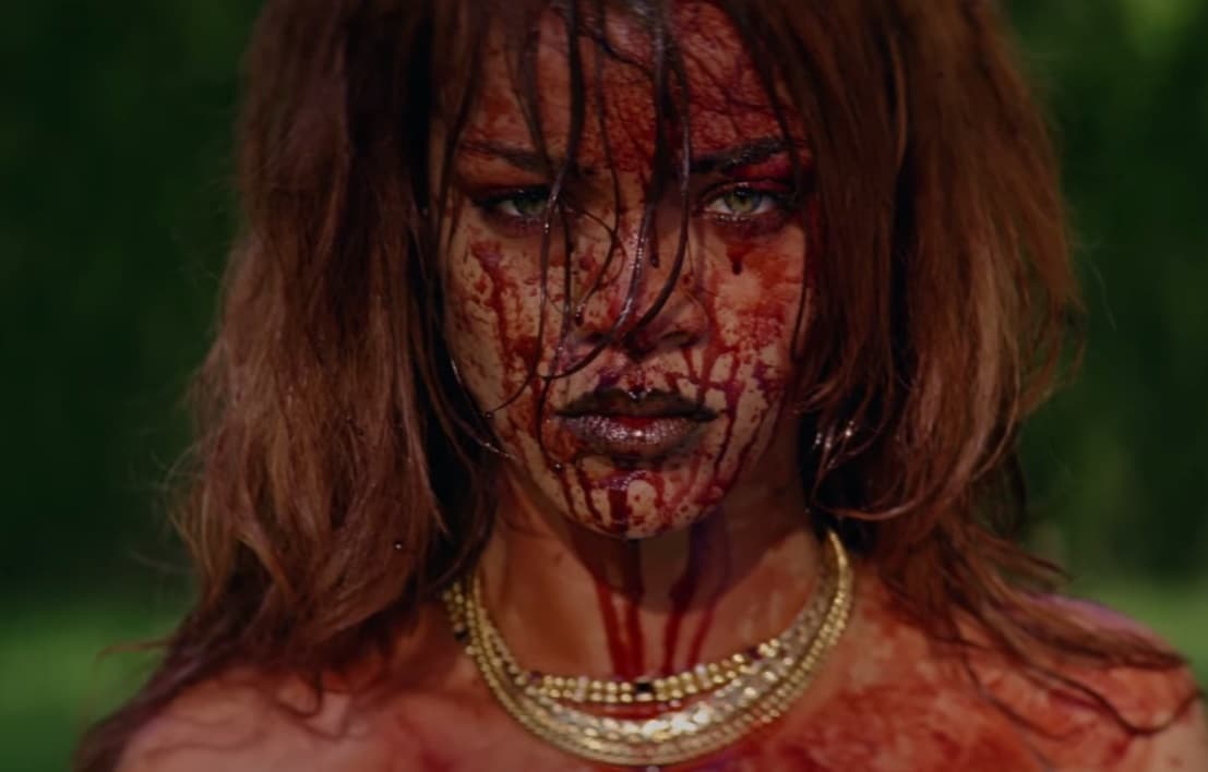 Rihanna echó a volar su imaginación, filmando el macabro videoclip de su más reciente sencillo titulado 'Bit*** better have my money'...