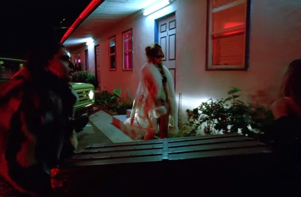 El contenido explícito de este clip no deja de llamar la atención.