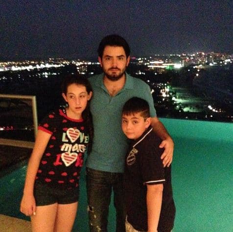 A diferencia de su hermano mayor, quien es actor como su 
<a href="https://www.univision.com/famosos/victoria-ruffo-eugenio-derbez-accidente-tarugadas">padre Eugenio Derbez</a>, los mellizos Anuar y ‘Vicky’ se han mantenido alejados del mundo del entretenimiento. 
<br>