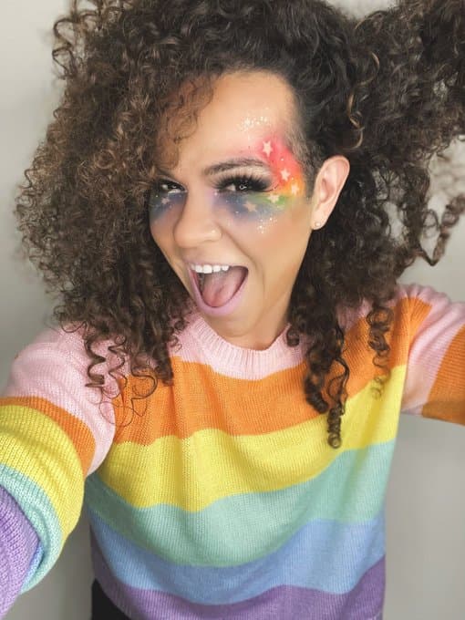 El maquillaje es uno de sus 'hobbies' y en redes sociales sube los increíbles ‘looks’ que crea. De hecho, lanzó su propia línea de espejos de mano con forma de labios en dos colores rojo y negro.