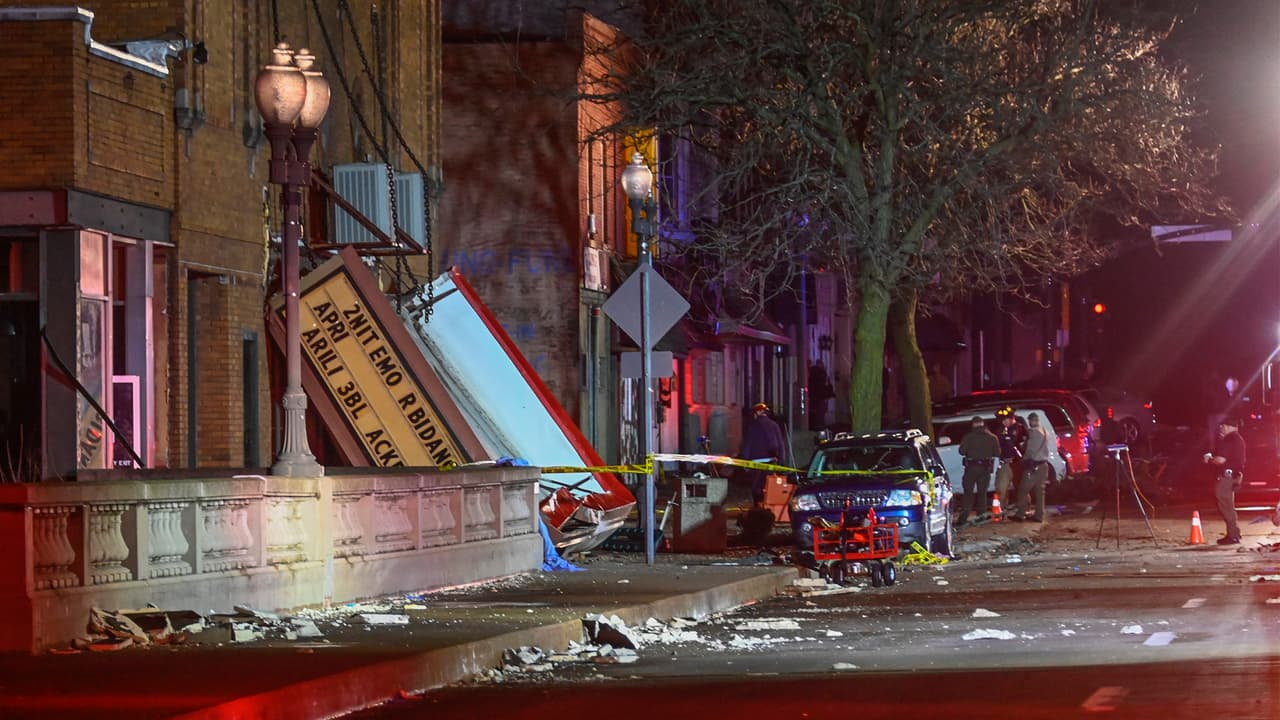 Indicó que los equipos de emergencias también rescataron a alguien de un elevador y tuvieron que hacer frente a líneas eléctricas derribadas frente al teatro.