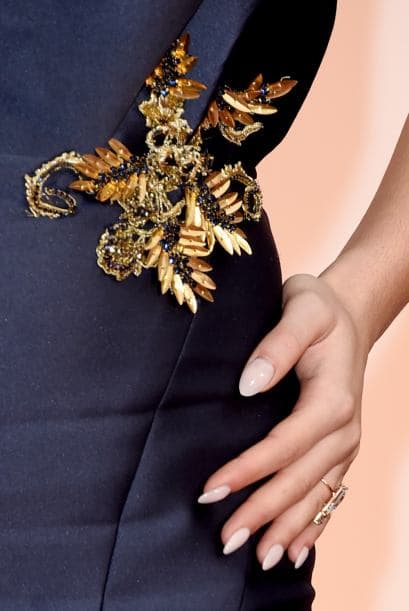 Es atrevido y sexy, siempre y cuando el largo de la uña no sea excesivo.