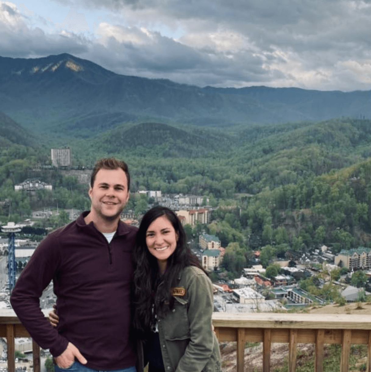 Jackeline Lasso, de 30 años, fue arrastrada por la peligrosa corriente y su hoy viudo contó a su familia que no pudo hacer nada. Rezó para que los rescatistas llegaran pronto a la zona y hallaran con vida a la mujer con la cual se casó en diciembre de 2021.