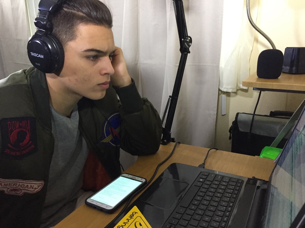 Viajamos hasta su casa y nos mostró su pequeño rincón de grabación.