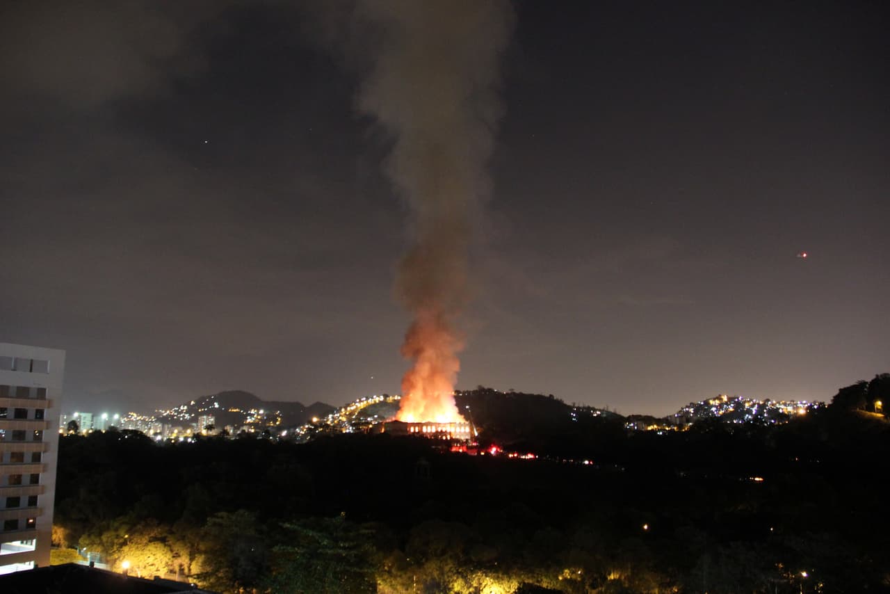 El incendio del museo visto desde lejos muestra su dimensión. Mientras las llamas iban consumiendo las dependencias de esta joya de la cultura brasileña ubicada cerca del estadio Maracaná, la pena se mezclaba con la indignación de investigadores, profesores y alumnos de la universidad. En las redes sociales, la etiqueta #MuseuNacional se convirtió en la principal tendencia en Brasil.