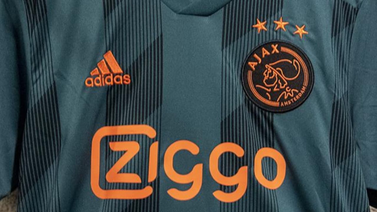 Después de que se conociera su playera titular para la próxima temporada, el Ajax ahora anunció su jersey alterno el cual estrenó este miércoles en el último juego de la Eredivisie 2018/19 ante el De Graafschap. El color verde es el protagonista en un tono oscuro acompañado de detalles naranjas.