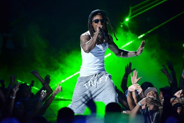 Esta no es la única ocasión en la que ha estado metido en problemas con la ley. Ha sido detenido por posesión ilegal de armas y ha estado involucrado en algunos pleitos.