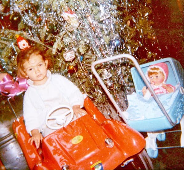 Thalía: "Gracias Dios por permitirme vivir navidades con mis padres amados. Crecer a sus cuidados y mimos fue un regalo de vida. ¡Viendo a esta Thalita pensé que sería increíble pasar un solo día a esta edad, con mis hijos! Jugar, cantar, reír, contar cuentos y después, regresar a ser su madre, pero ya con el concepto claro de cómo ven la vida! ¡Qué lindo sería! ;-) Sueños de navidad. La Navidad es mágica. ¡Gracias Dios por tanto!".