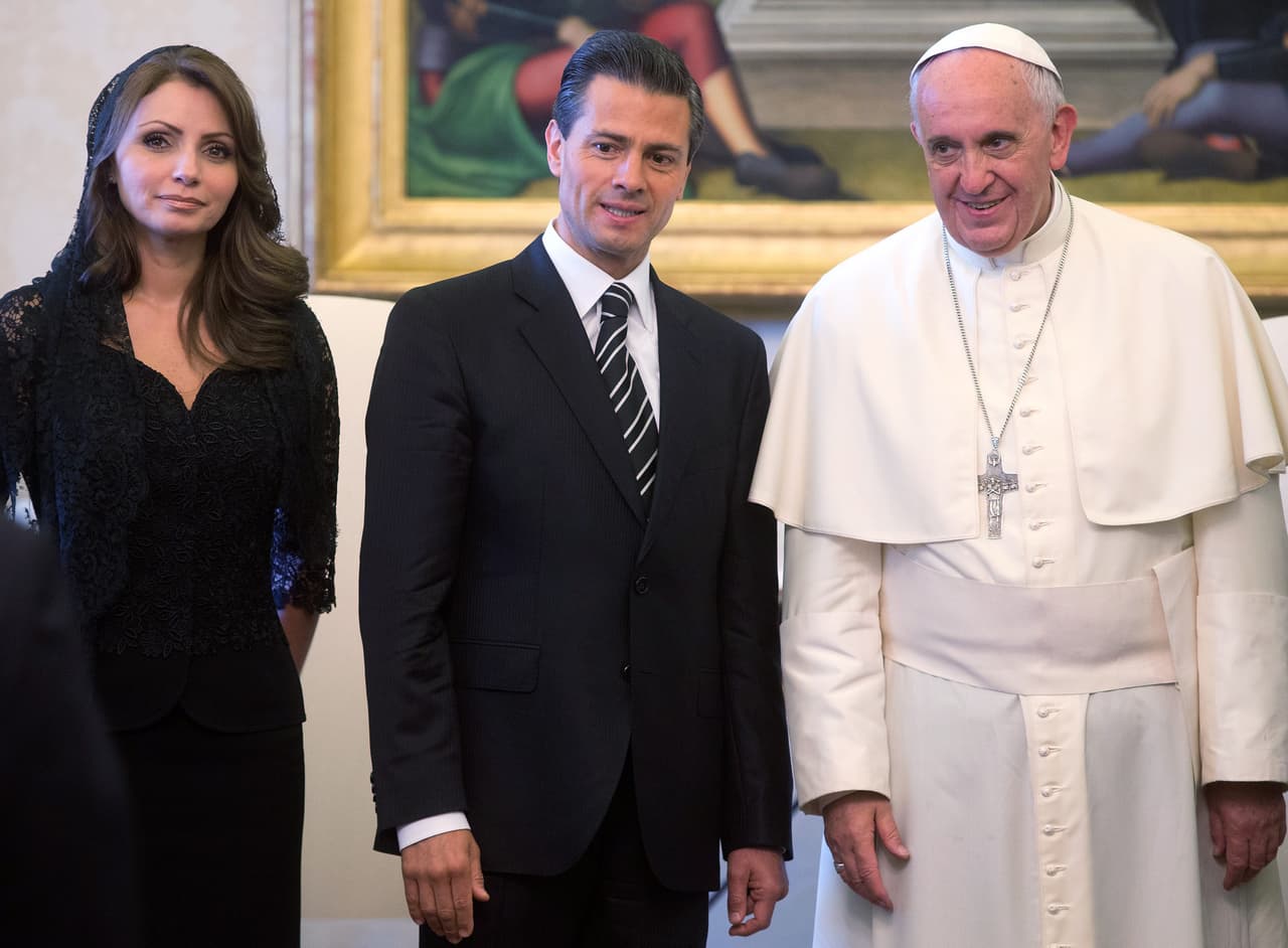 El presidente de México,
<b>Enrique Peña Nieto</b>, junto con su esposa,
<b>Angélica Rivera Hurtado</b>, durante una audiencia privada en el Vaticano el 7 de junio de 2014.