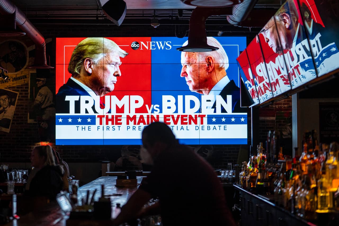 Clientes de un bar en Washington DC a la espera de la transmisión del primer debate presidencial entre Joe Biden y Donald Trump. Estos son los eventos más emocionantes de la temporada electoral pero la pandemia de covid-19, que obligó a tener poco público y con distancia social, lo convirtió en uno fuera de lo común.