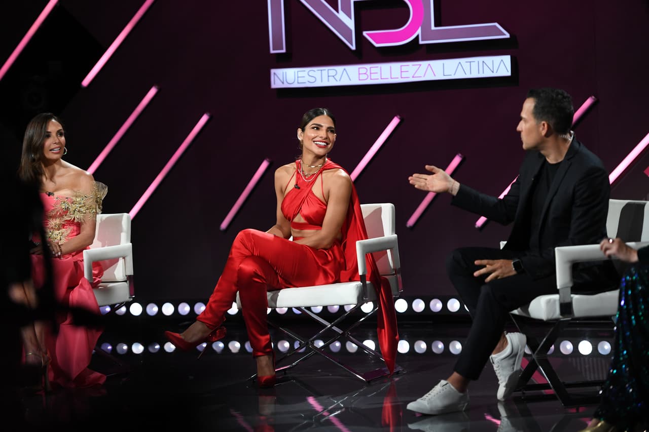 Carlos Calderón no perdió oportunidad de declarle su admiración a Ale Espinoza y decirle lo orgullo que estaba de ella y de sus logros.