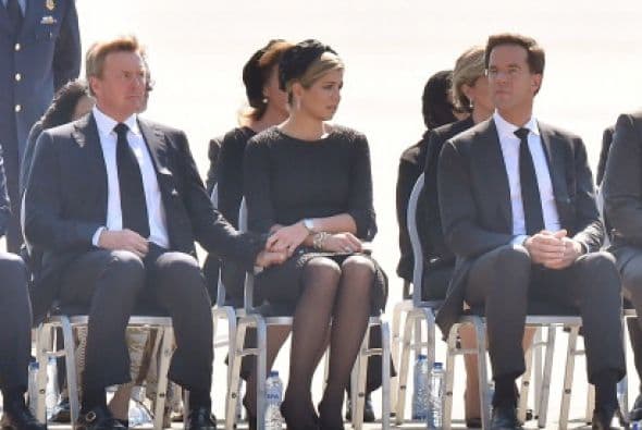 El Rey Willem -Alexander, izquierda, la Reina Máxima y el primer ministro, Mark Rutte, así como el resto del Gobierno asistieron de luto riguroso.