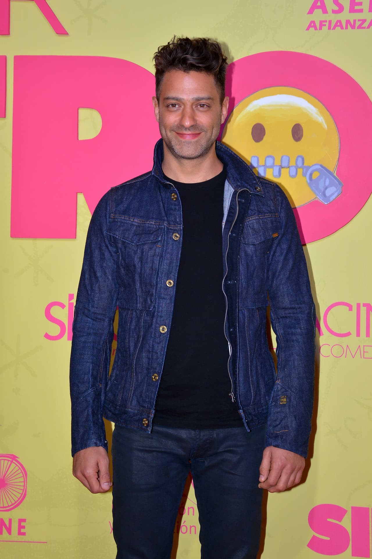 De acuerdo con Reforma, en el amparo se argumentó que el 4 de diciembre, Borovoy y su hermano fueron informados por sus vecinos que "al medio día se constituyó un grupo de elementos policíacos preguntando por los impetrantes, pretendiendo ejecutar
<b><a href="https://www.univision.com/famosos/ari-borovoy-habla-por-primera-de-vez-del-abucheo-que-recibio-en-un-concierto-por-la-polemica-de-ov7-fotos" target="_blank">un mandato de captura</a></b> en su contra".
<br>