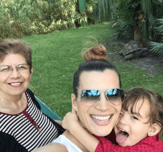 Nada como disfrutar de un paseo con su mami y abuelita.