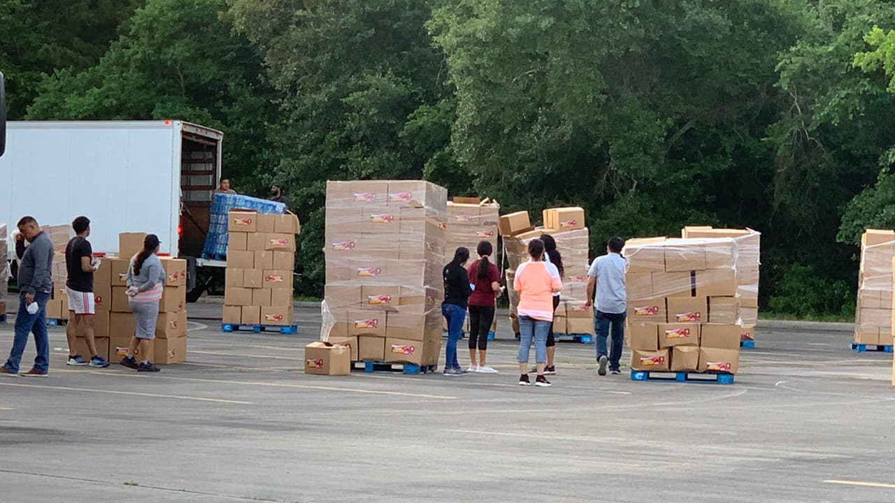 Los paquetes básicos incluyen productos como agua, aceite, harina, arroz, frijoles, entre otros.