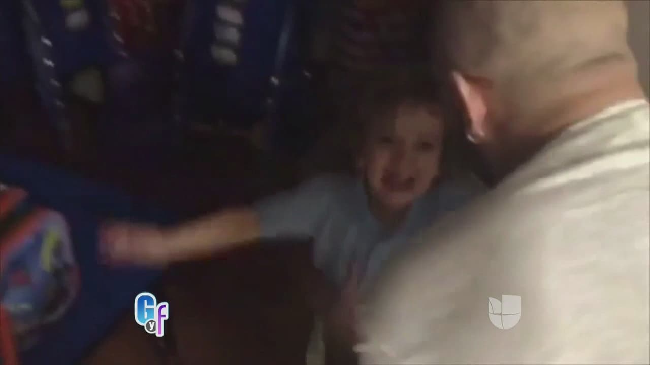 Sin dejar pasar un segundo corrieron para abrazar a su papá.