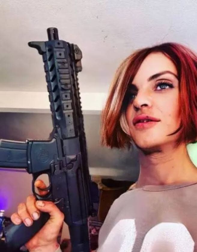 Hijo de Camilo Sesto posando con un arma.