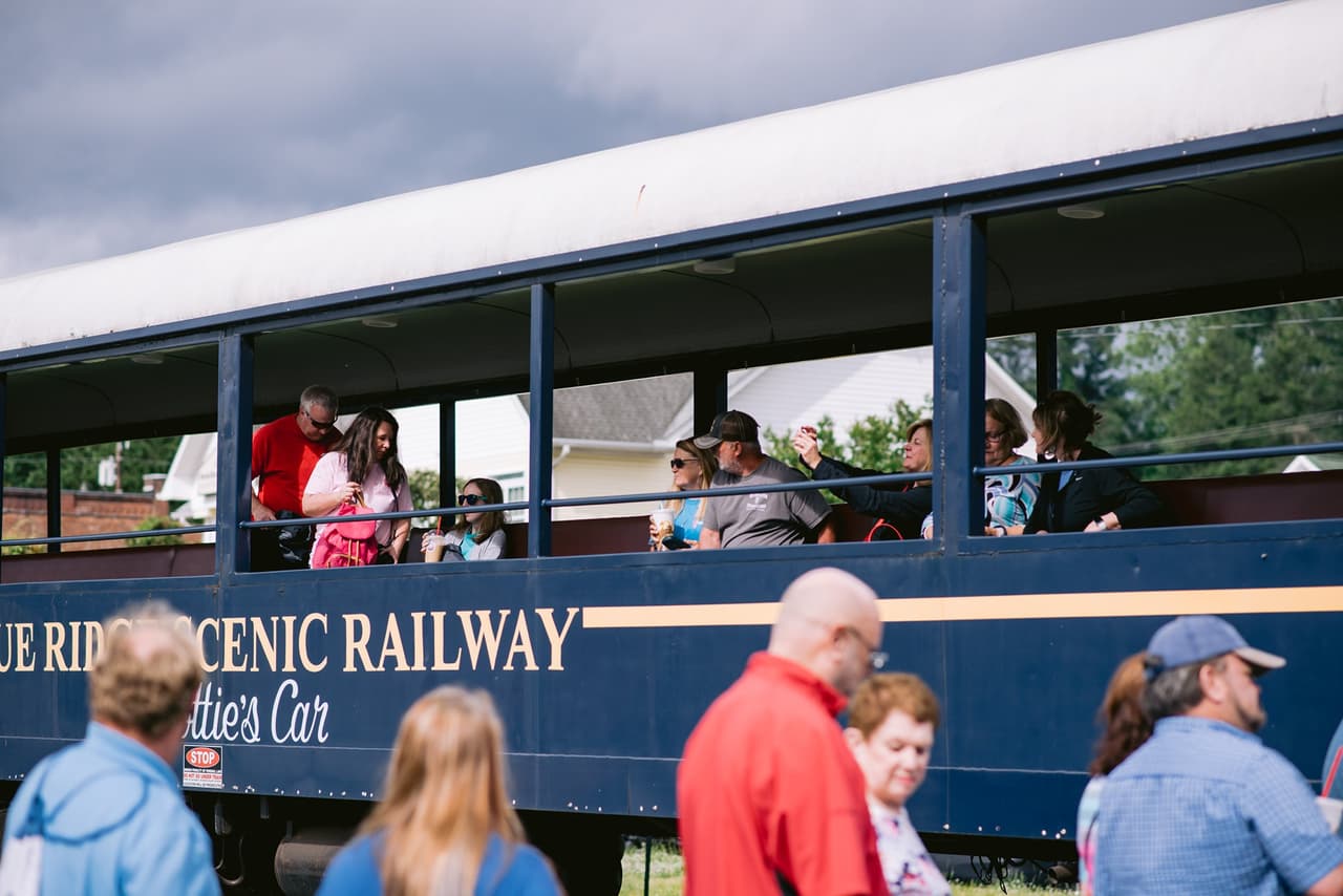 El 2 de julio podrás experimentar el Firework Special, un viaje de ida y vuelta de 4 horas que llevará a los pasajeros a las ciudades hermanas de McCaysville, en Georgia y Copperhill, Tennessee.