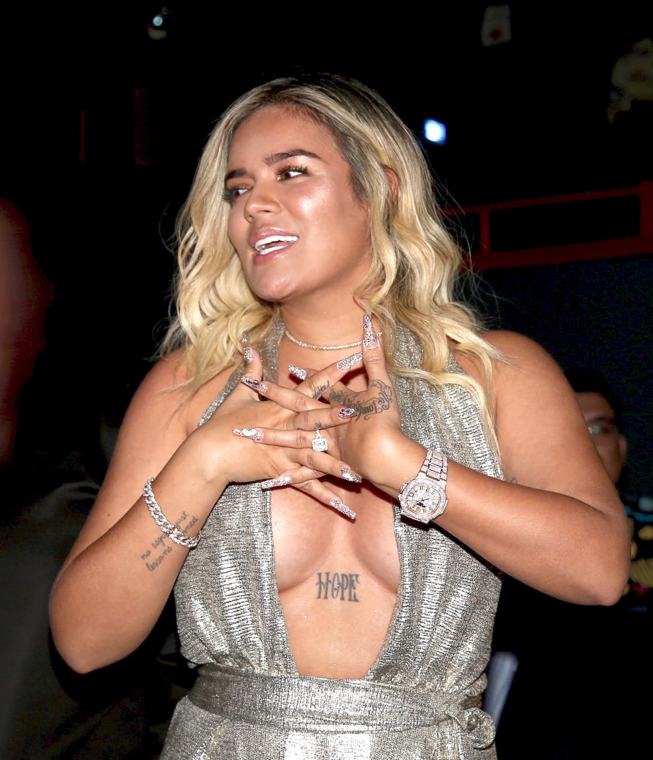 Durante la premiere del documental, vimos a Karol G lucir el 
<b>gran anillo de compromiso que anteriormente su novio Anuel</b> le entregó para formalizar su relación.