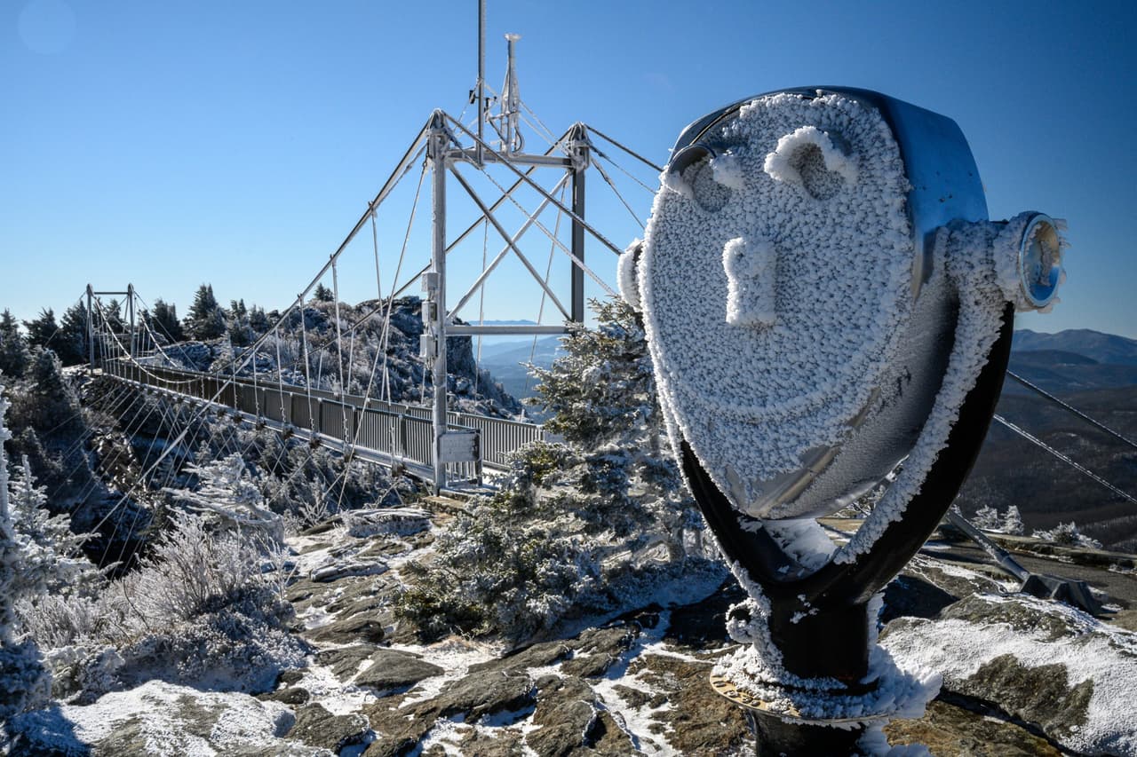 Grandfather Mountain está abierto todo el año, si el clima lo permite, y es muy divertido durante el invierno. Podrás apreciar desde amplias vistas de montañas cubiertas de hielo escarchado hasta vislumbres de animales en sus hábitats y caminatas invernales. Esta es una hermosa época del año para visitar la zona.