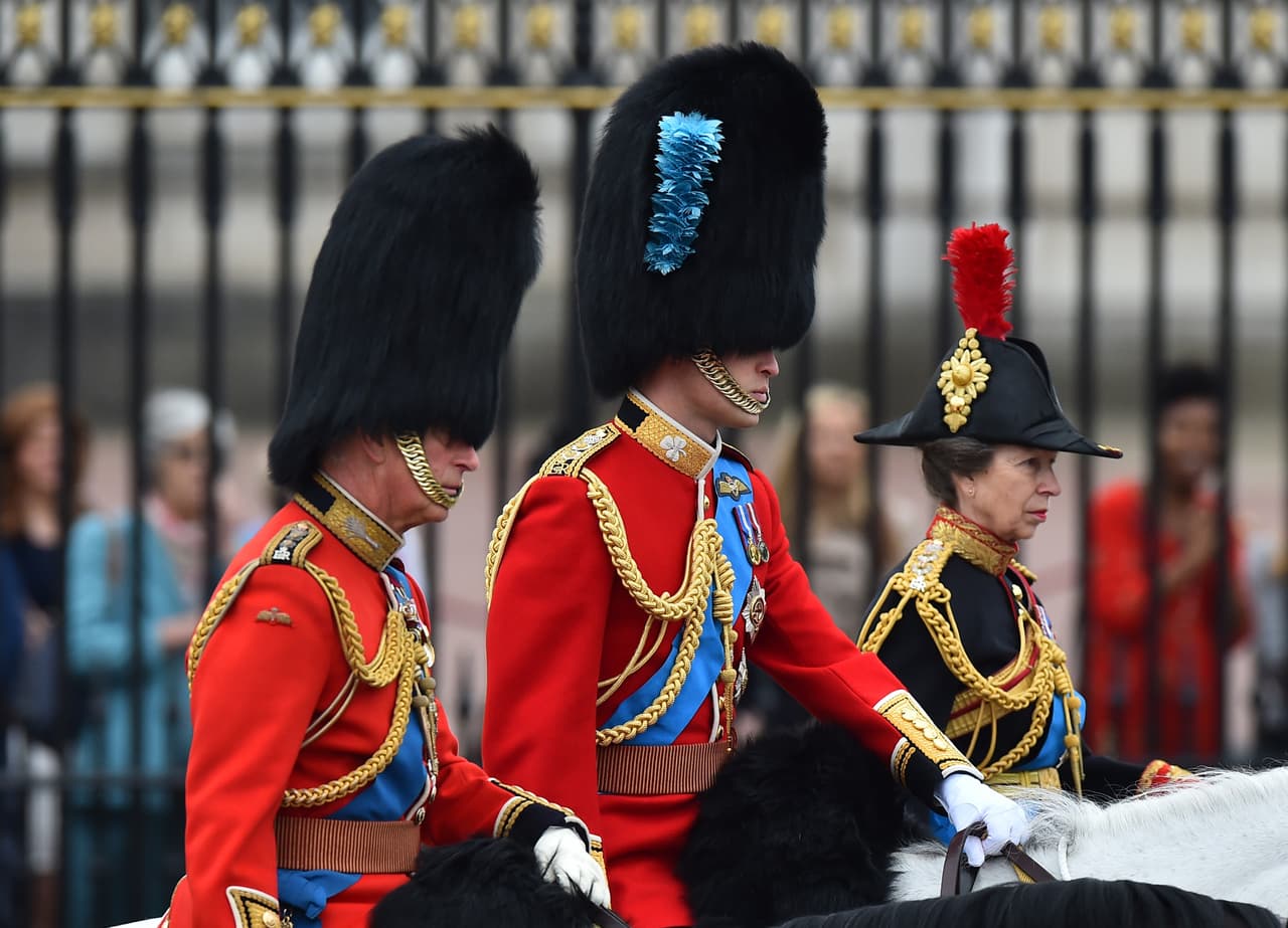 El Príncipe Carlos, William y la Princesa Ana.