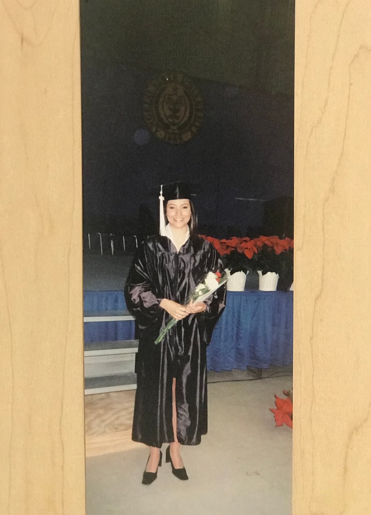 Llena de ilusión por el comienzo de una vida profesional, esta jovencita hondureña de ojos soñadores recibió su diploma de la universidad Angelo State University en el año 2001, ¿la reconoces?