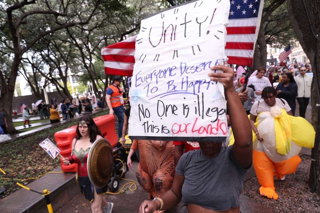 "Unidad" y "Nadie es ilegal" eran otros de los mensajes en las protestas.