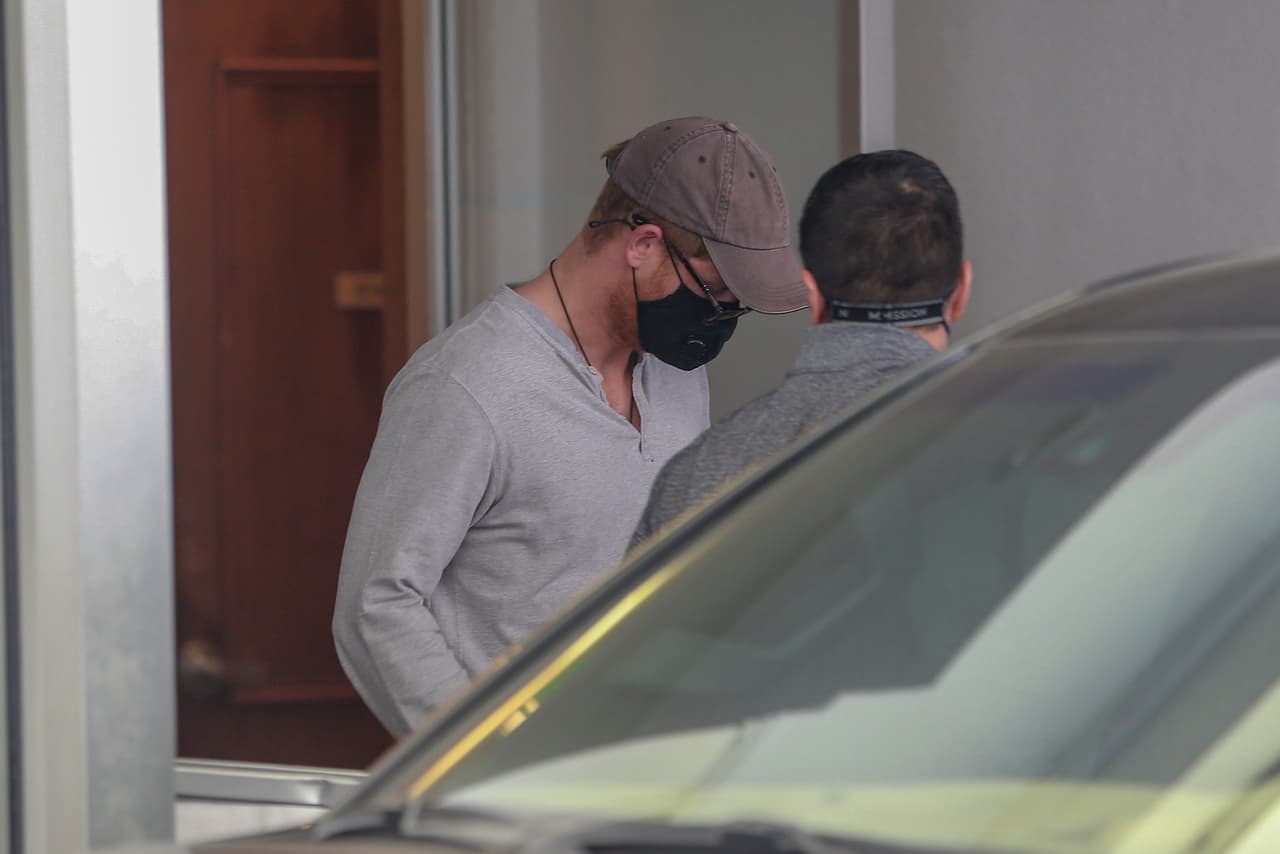 Mientras el príncipe Harry decidió utilizar un henley de manga larga, jeans y una gorra de béisbol para el recorrido que realizó a pie junto con su esposa, ella llevó un look igual de austero pero con más estilo.