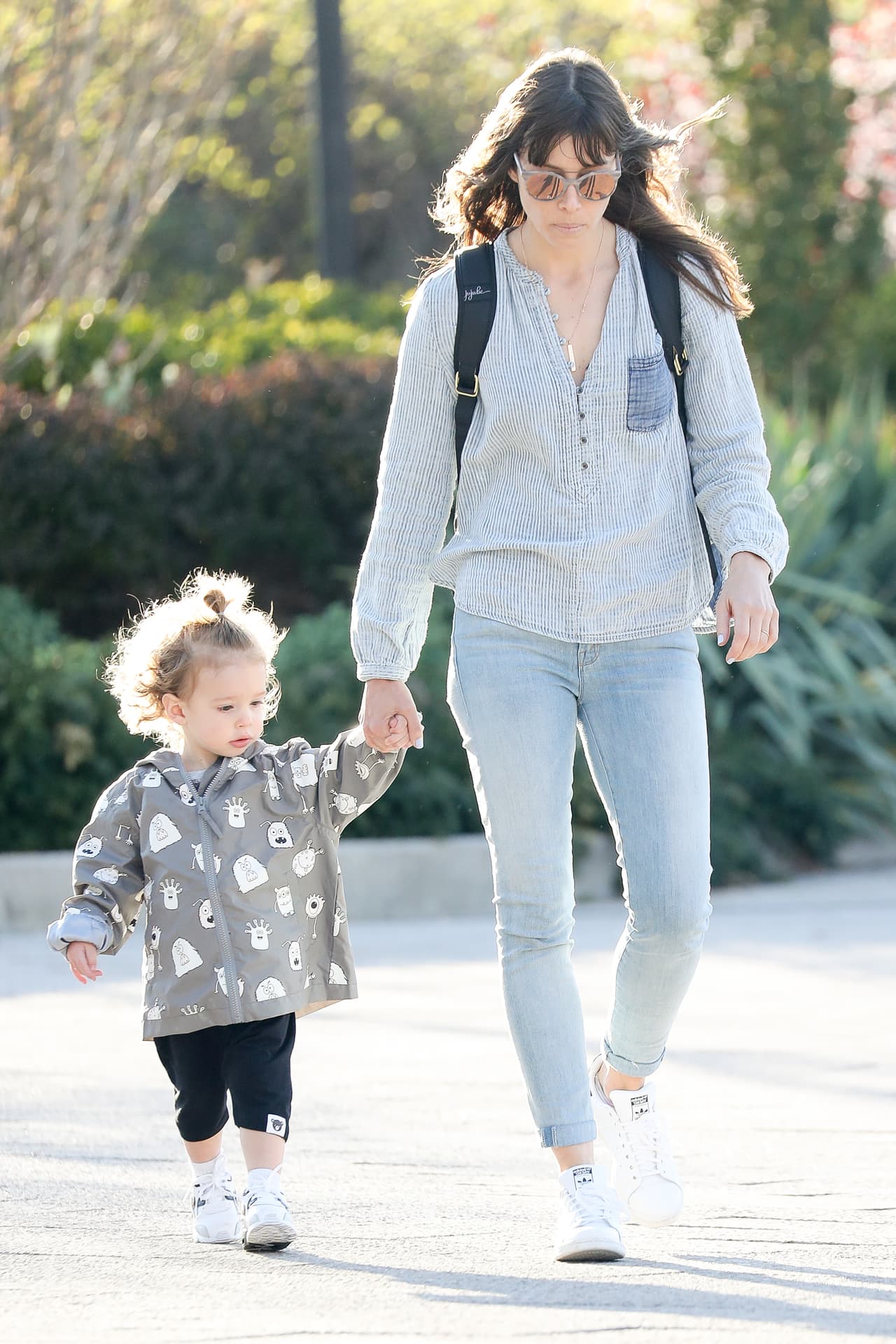 Silas Randall Timberlake, hijo de Jessica Biel y Justin Timberlake, paseó con su mamá con mucho estilo el 17 de abril en Chelsea, Manhattan.