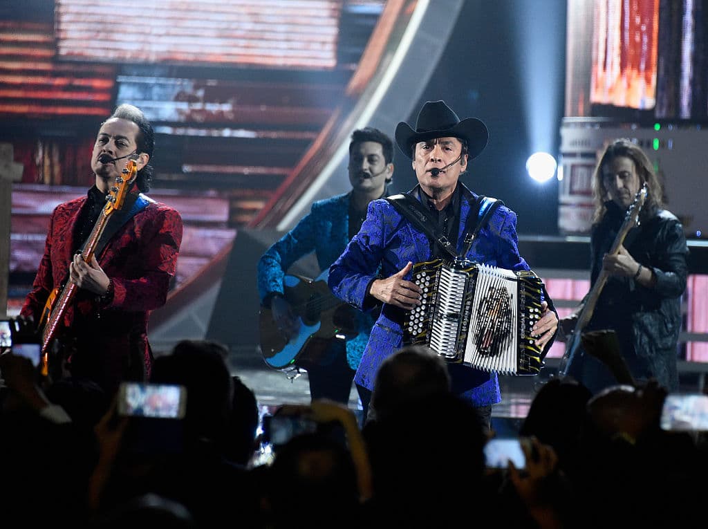<b>17- Los Tigres del Norte:</b> Los Angeles y Houston son de las ciudades que más escuchan a los "jefes de jefes", que en 2016 estuvieron
<a href="http://http://www.univision.com/musica/los-tigres-del-norte/los-tigres-del-norte-haran-campana-por-hillary-clinton-la-noche-antes-de-las-elecciones">apoyando a Hillary Clinton</a> en la campaña electoral.