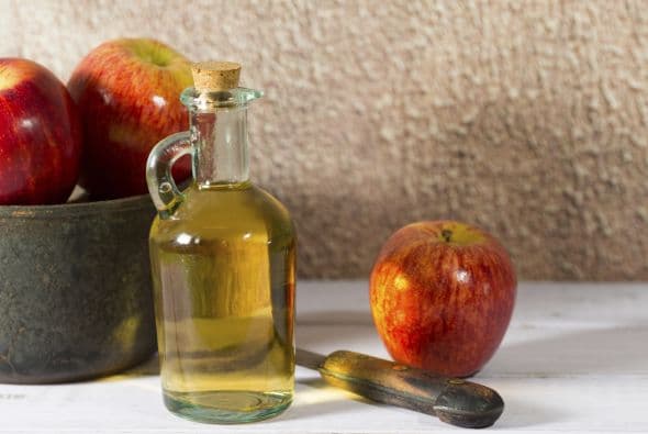 <b>Vinagre de manzana con agua oxigenada: </b>Ayuda a obtener un limpiador eficaz para las superficies más grasientas del hogar, como puede ser la campana de la cocina.