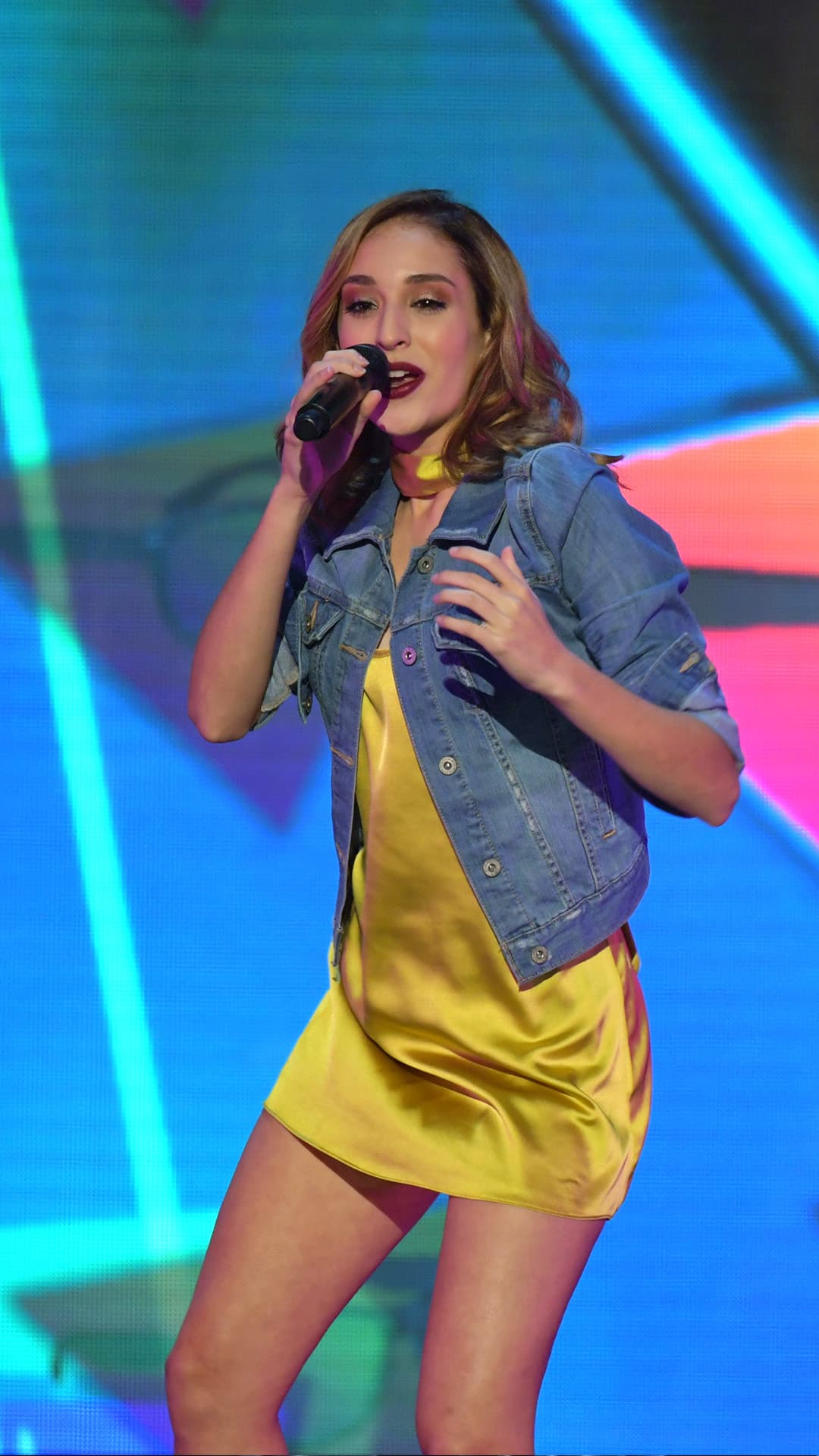 Este fue su look en el primer show en vivo cuando los 16 finalistas cantaron "La Bicicleta" de Carlos Vives.
