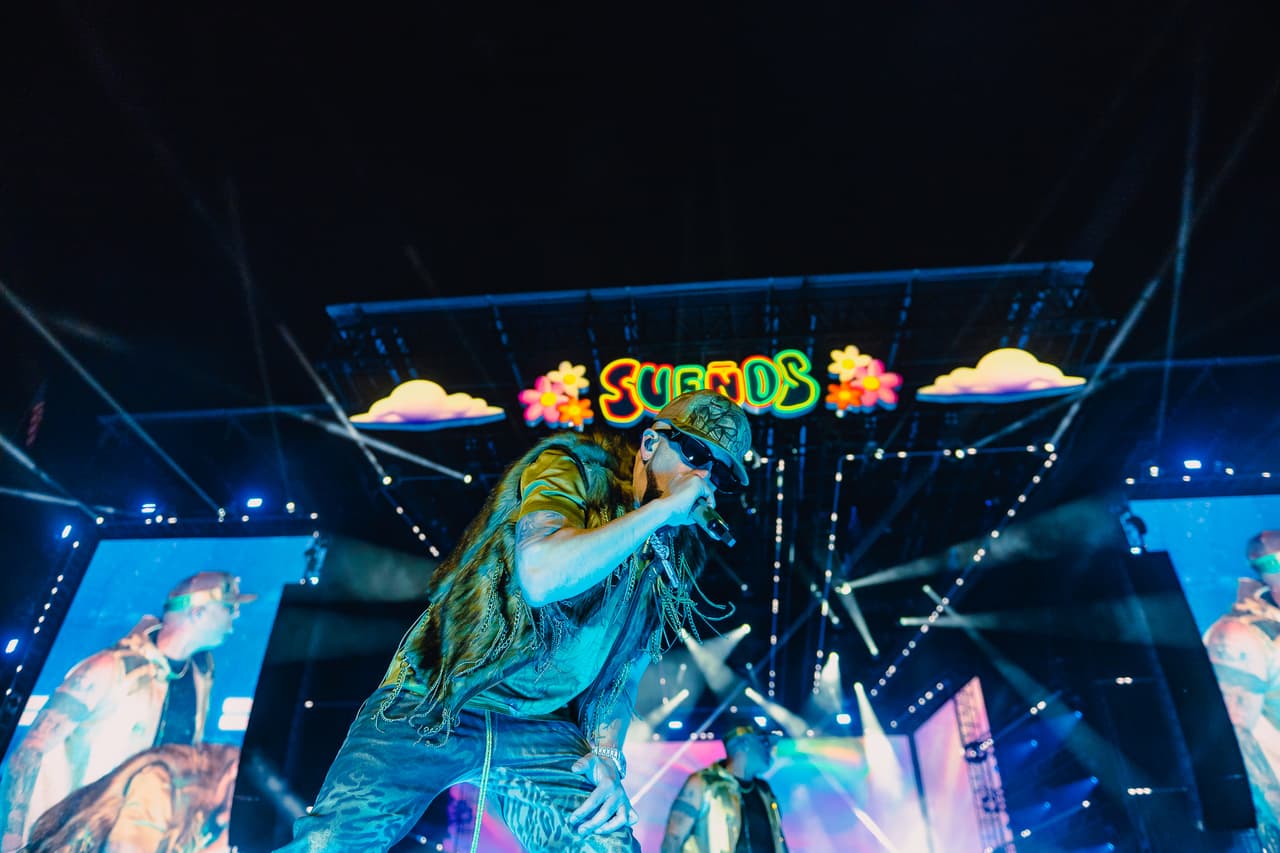 Los autores de Estoy Enamorado y Abusadora coronaron una rítmica y candente jornada, que continúa este domingo con la presentación estelar de Grupo Firme.