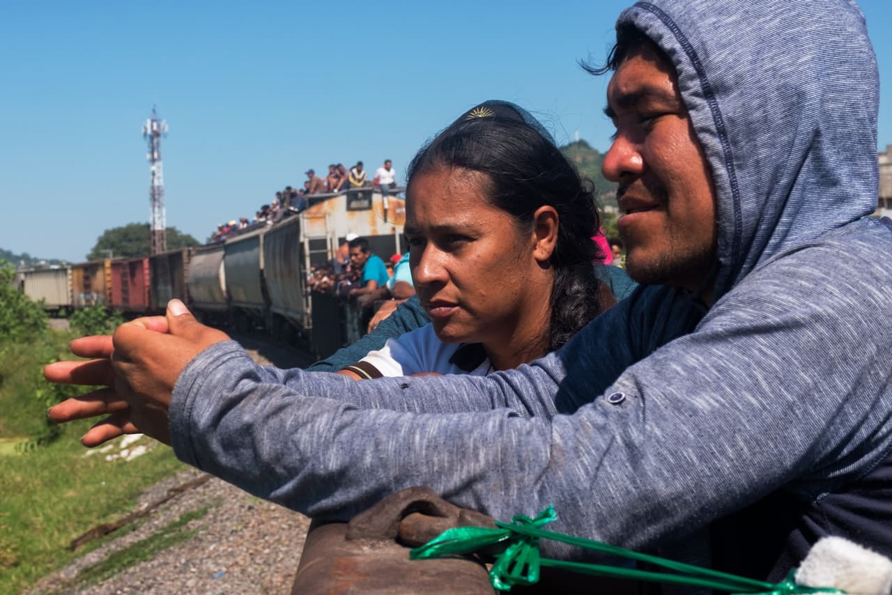 Celenia y Joel se conocieron en su travesía por México. Antes que eso, Celenia había estado viajando con su marido. Después de varios desencuentros durante tantas millas caminadas, su marido decidió volverse y que ella continuara sola. Cuando Joel escuchó su historia, decidieron darse compañìa uno al otro.