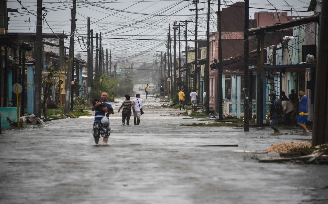 Una calle de Villa Clara, a unas 200 millas al este de la Habana, repleta de las aguas de la inundación.