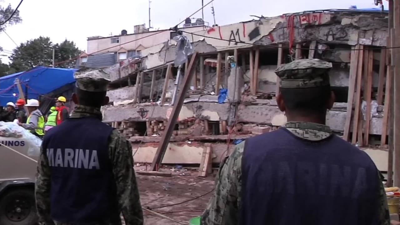 Autoridades en México se culpan mutuamente por débiles controles en colegio colapsado