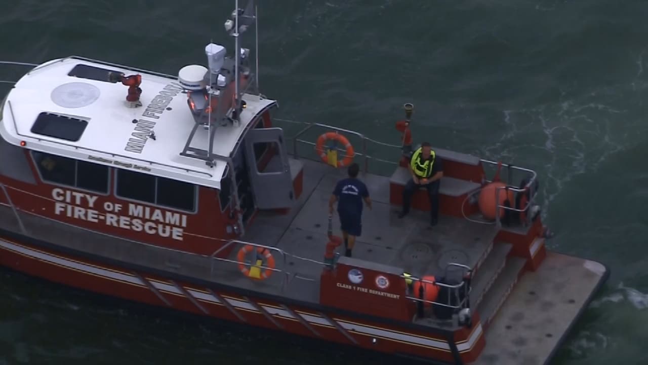 Policía rescata al conductor de un auto que cayó al agua cerca del McArthur Causeway