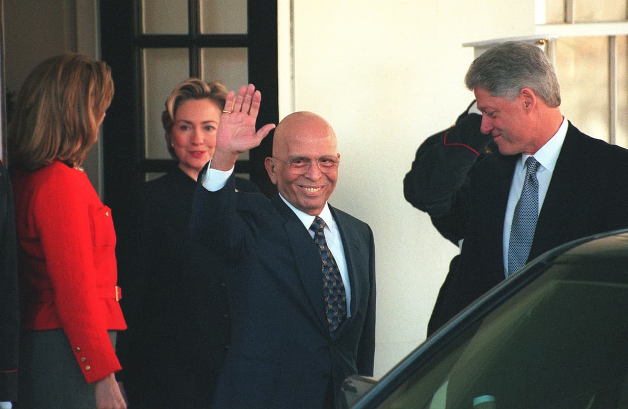En esa ocasión también hubo recibimiento a las afueras de la Casa Blanca y la entonces primera dama Hillary Clinton también salió a dar una afable bienvenida a su invitada la reina de Jordania. Sin embargo, ninguna de las dos se coló en la foto oficial al lado de sus maridos.