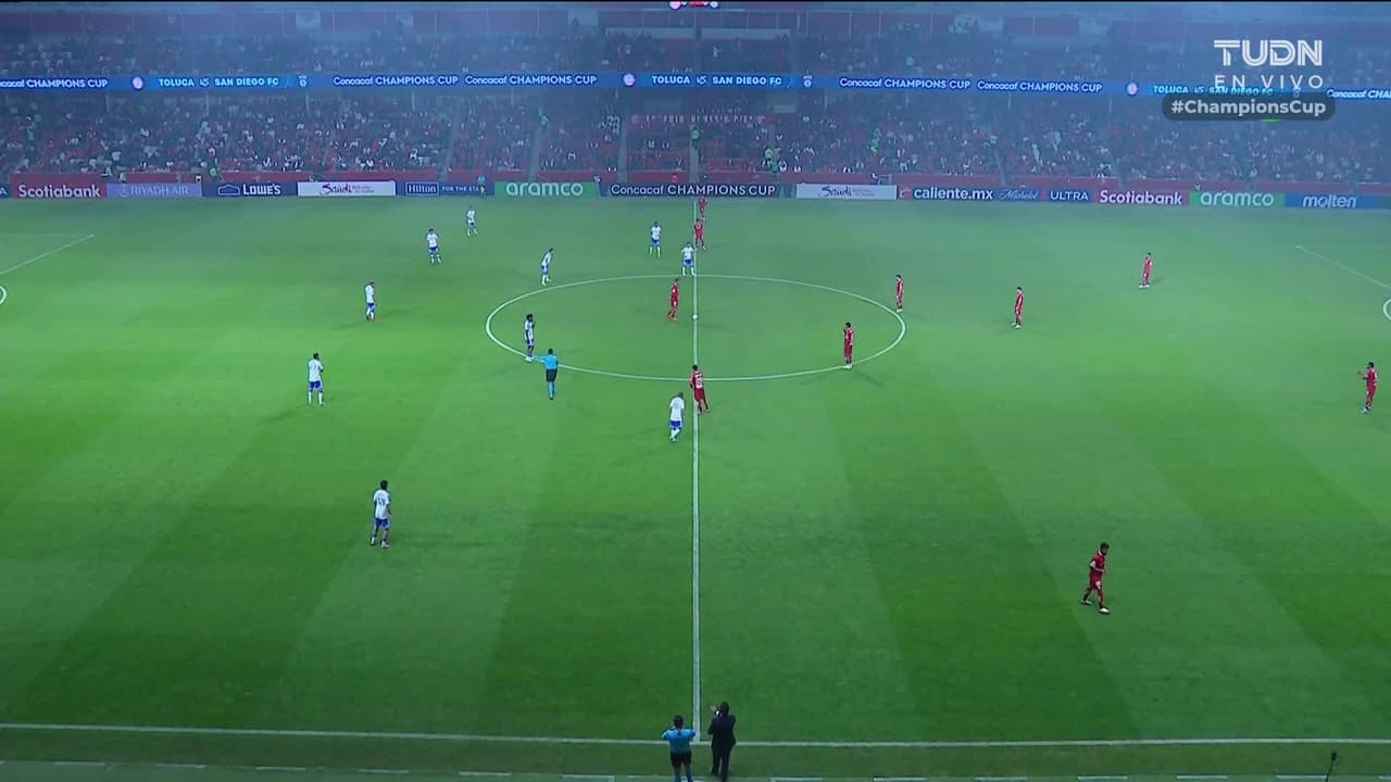 Arranca el partido y la pelota está en juego.