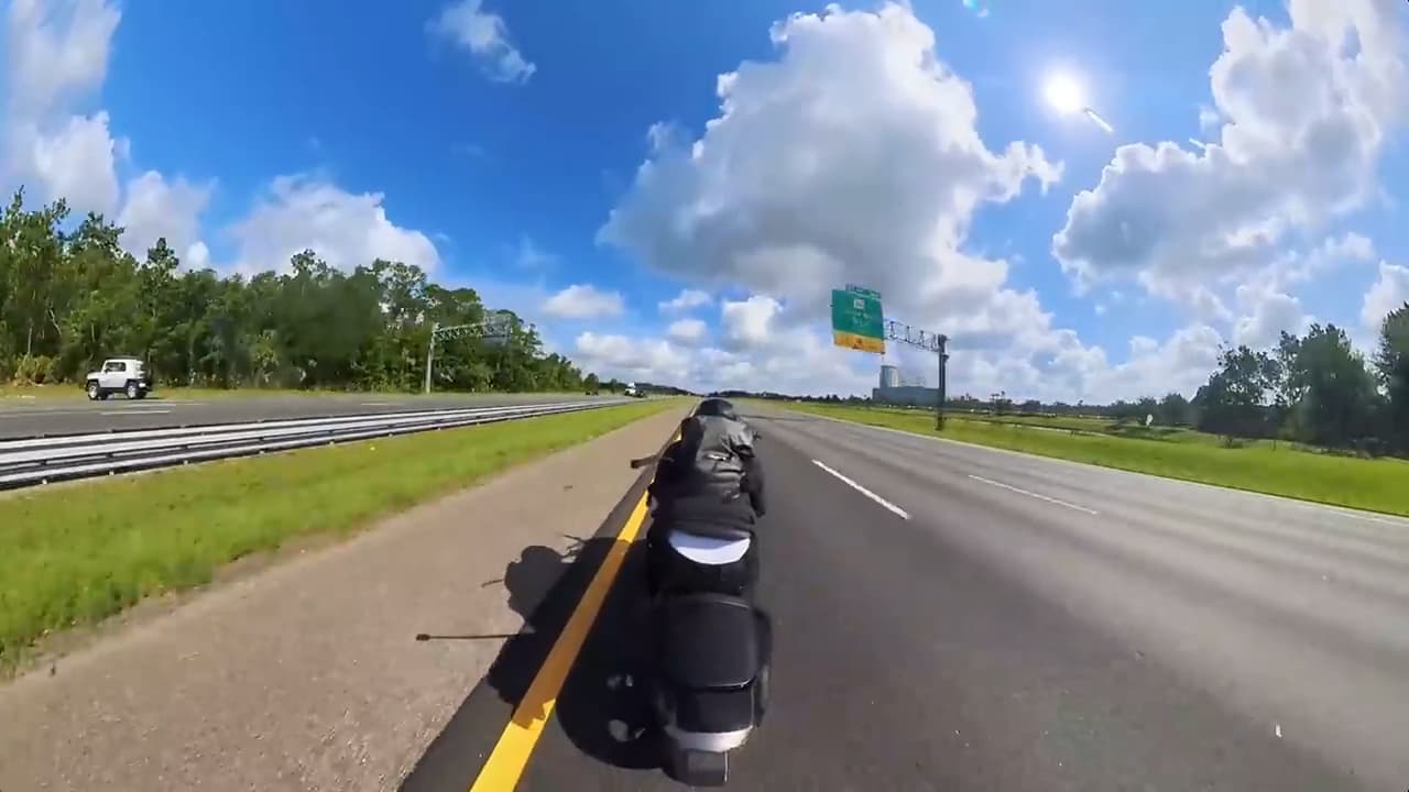 La velocidad a la que va, por encima de las 140 mph, hace que frenar cada vez sea más difícil cuando entra a las áreas más congestioandas.