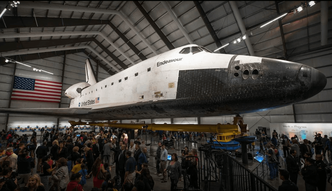 <b>California Science Center</b>
<br>La casa del trasbordador espacial Endeavour está localizada en el 700 Exposition Park Dr, Los Angeles, CA 90037.
<br>Horario: Lunes a Domingo de 10 am a 5pm
<br>Entrada: gratis. No requiere reservaciones para visitar las galerías.